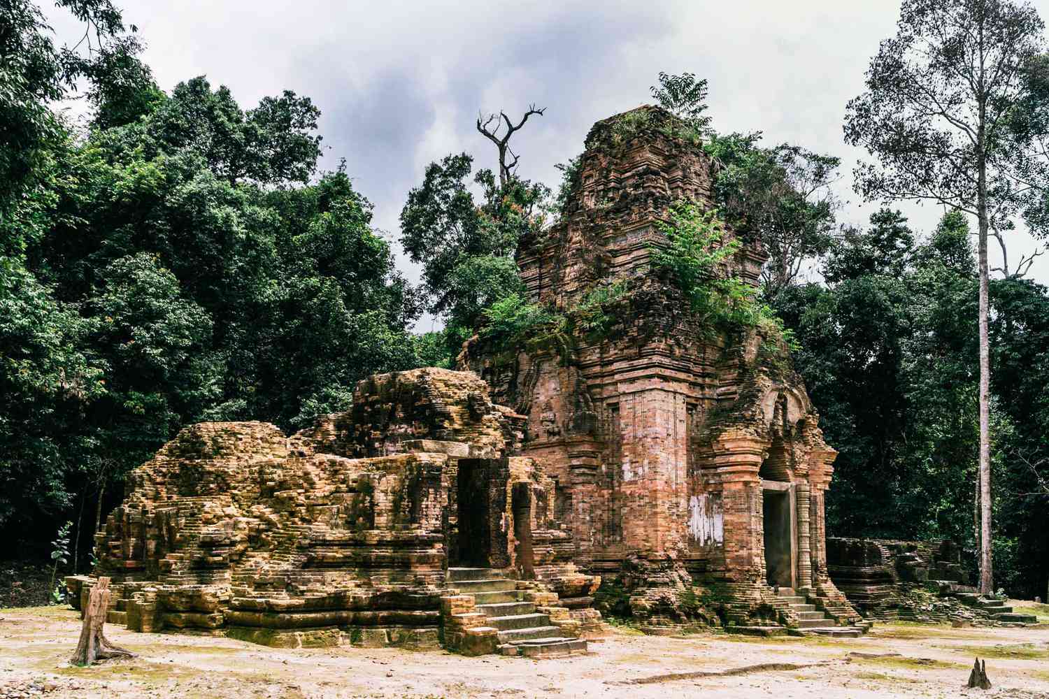 TAL damrei krap temple CAMBODIA0323 46d9ece14ae04894b203b95f60dc4812